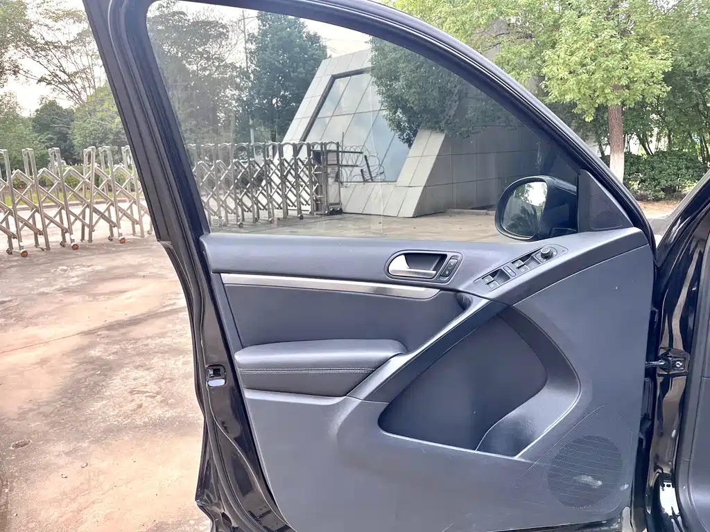 VOLKSWAGEN TIGUAN 2015