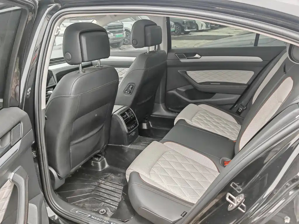 VOLKSWAGEN MAGOTAN 2023
