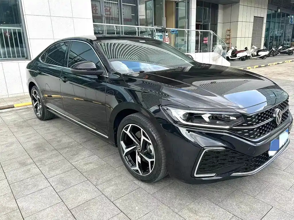 VOLKSWAGEN PASSAT 2024