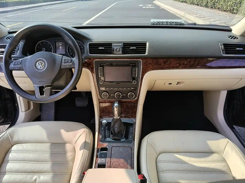 VOLKSWAGEN PASSAT 2013