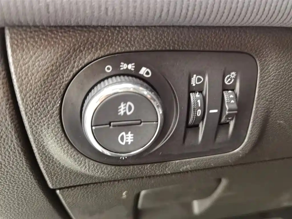 CHEVROLET CRUZE 2018