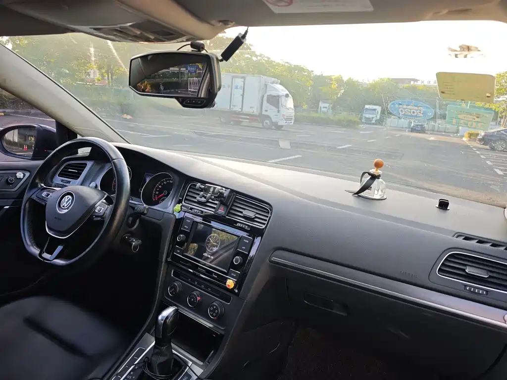 VOLKSWAGEN GOLF 2015