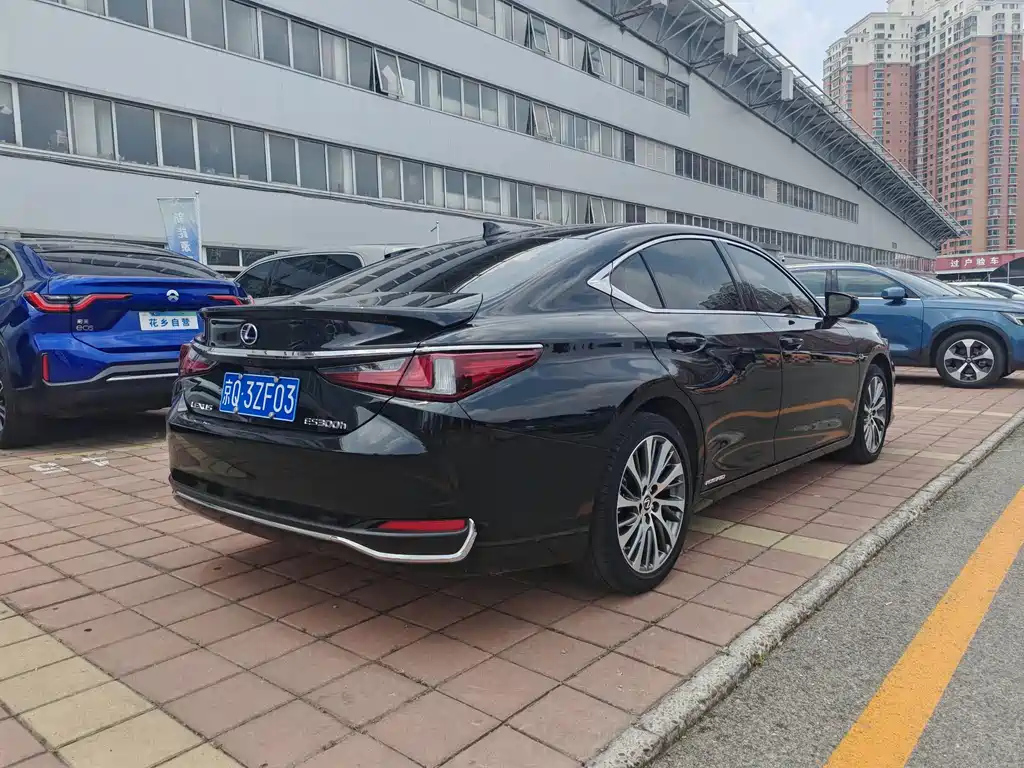 LEXUS ES 2020