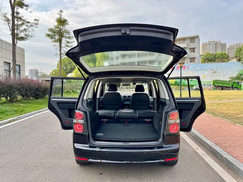 VOLKSWAGEN TOURAN 2015