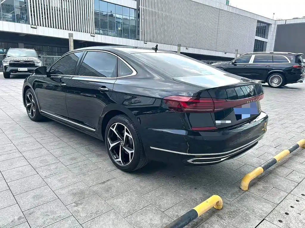 VOLKSWAGEN PASSAT 2024