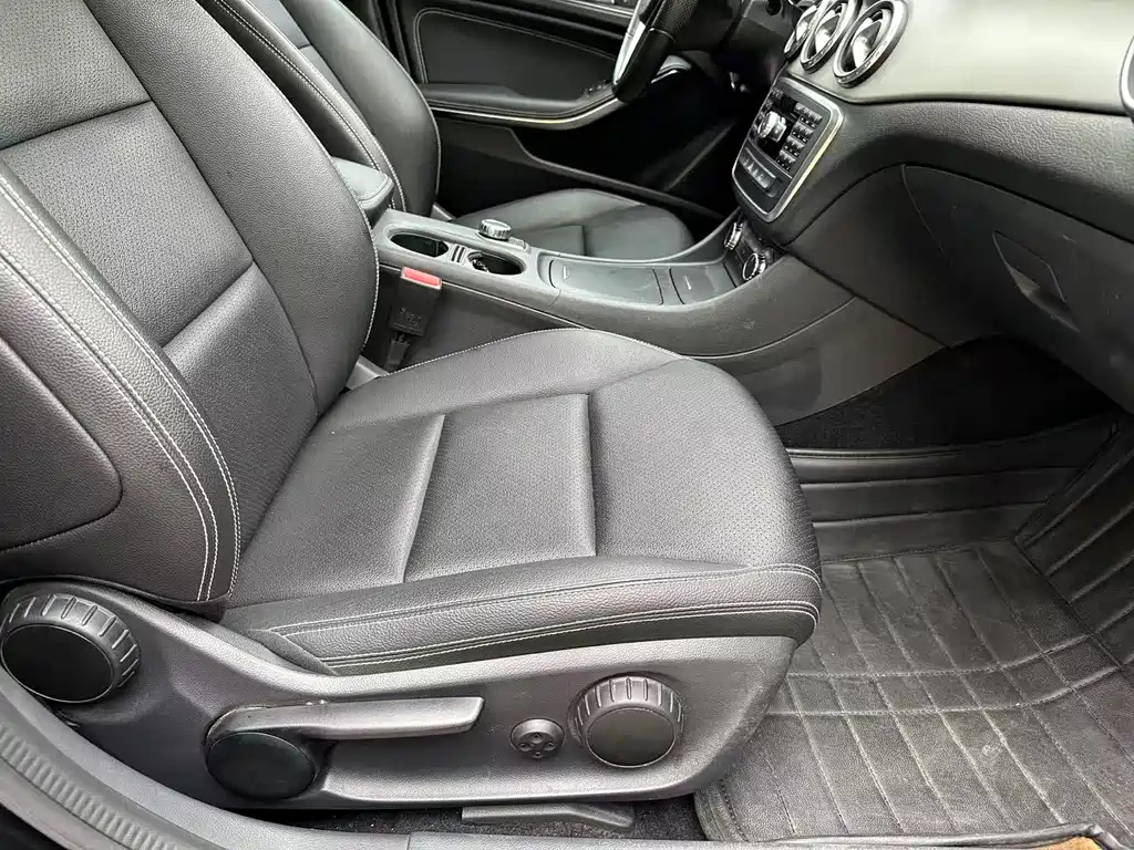 MERCEDES BENZ GLA 2015