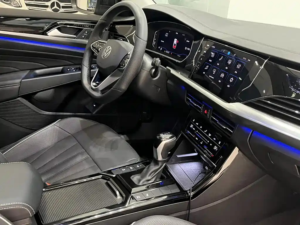 VOLKSWAGEN PASSAT 2024