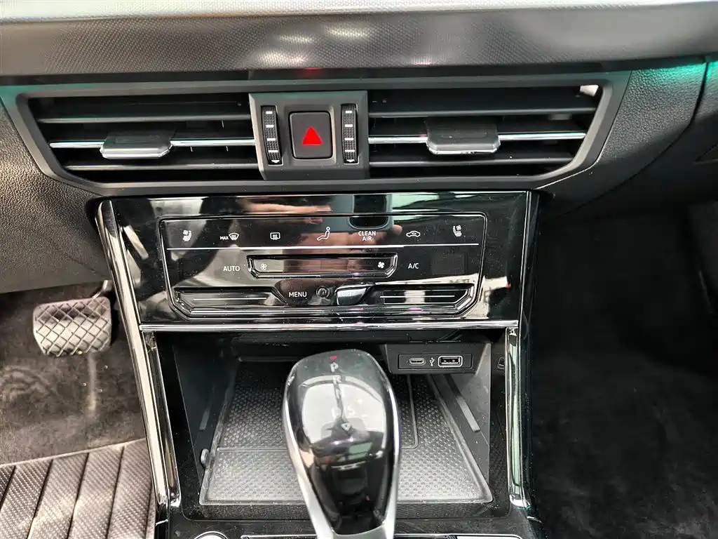 VOLKSWAGEN PASSAT 2024