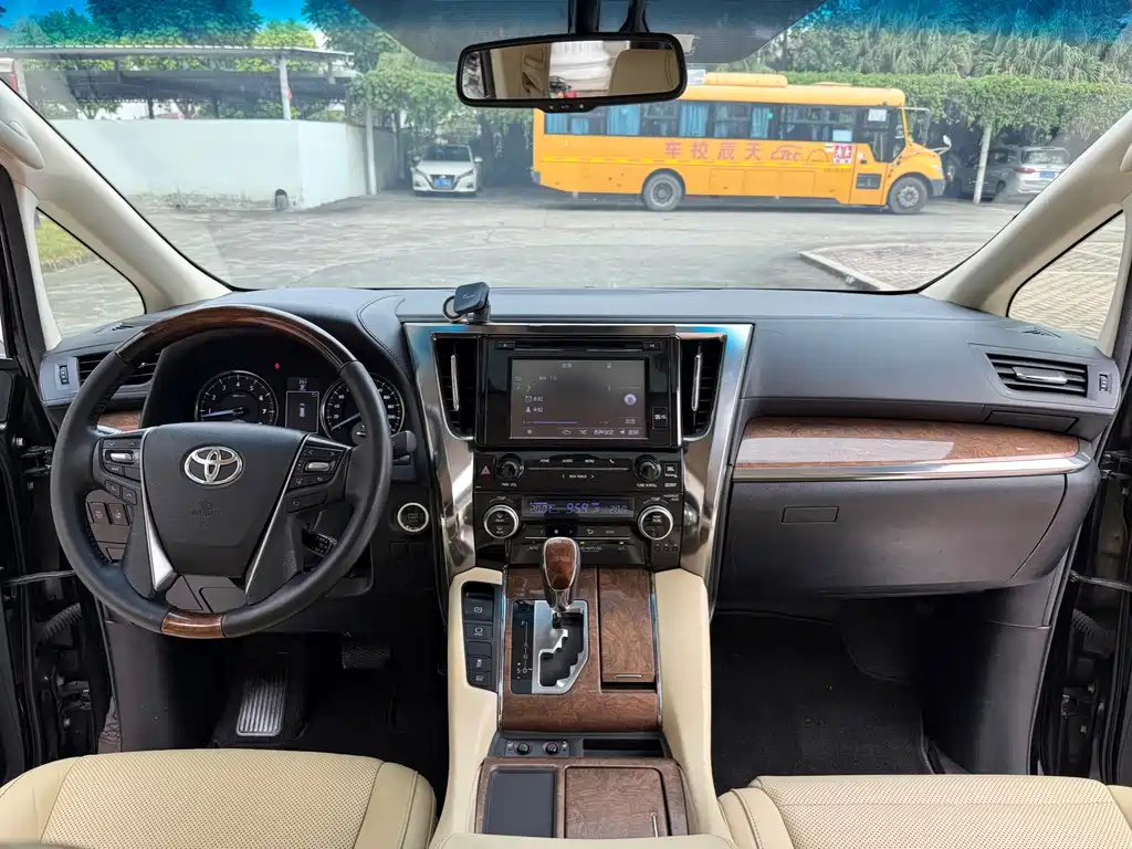 TOYOTA ALPHARD 2017