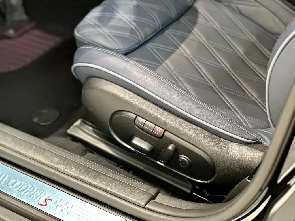 MINI CLUBMAN 2023