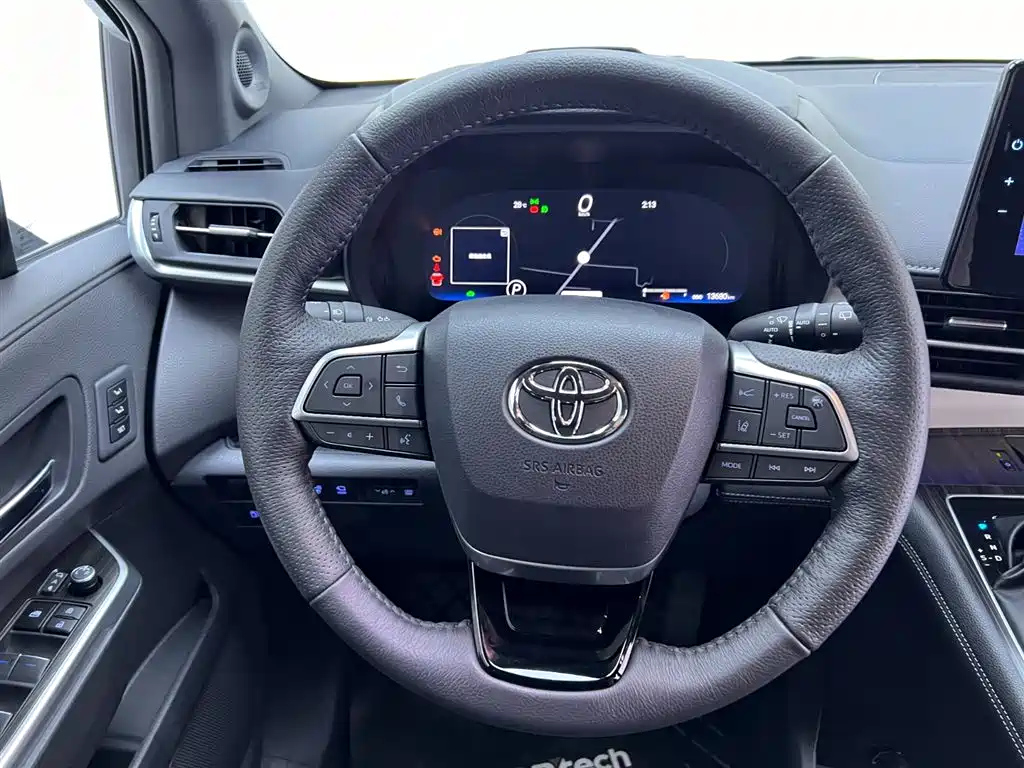 TOYOTA GRANVIA 2023