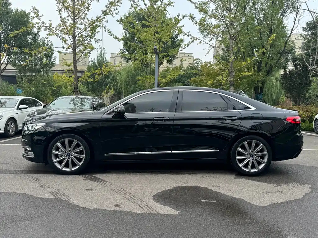 FORD TAURUS 2019