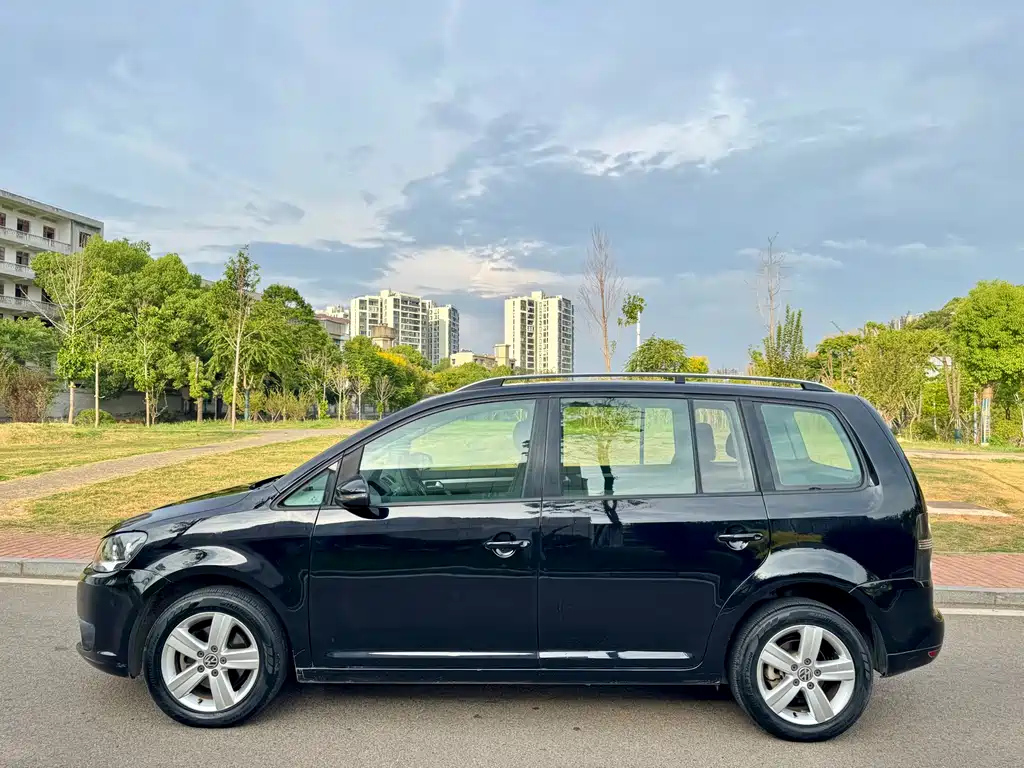 VOLKSWAGEN TOURAN 2015