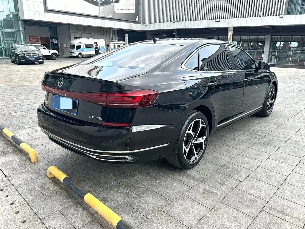 VOLKSWAGEN PASSAT 2024