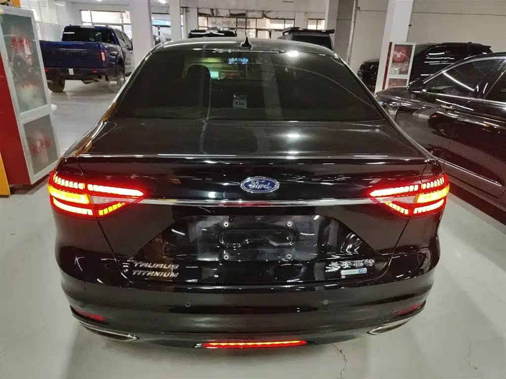 FORD TAURUS 2021
