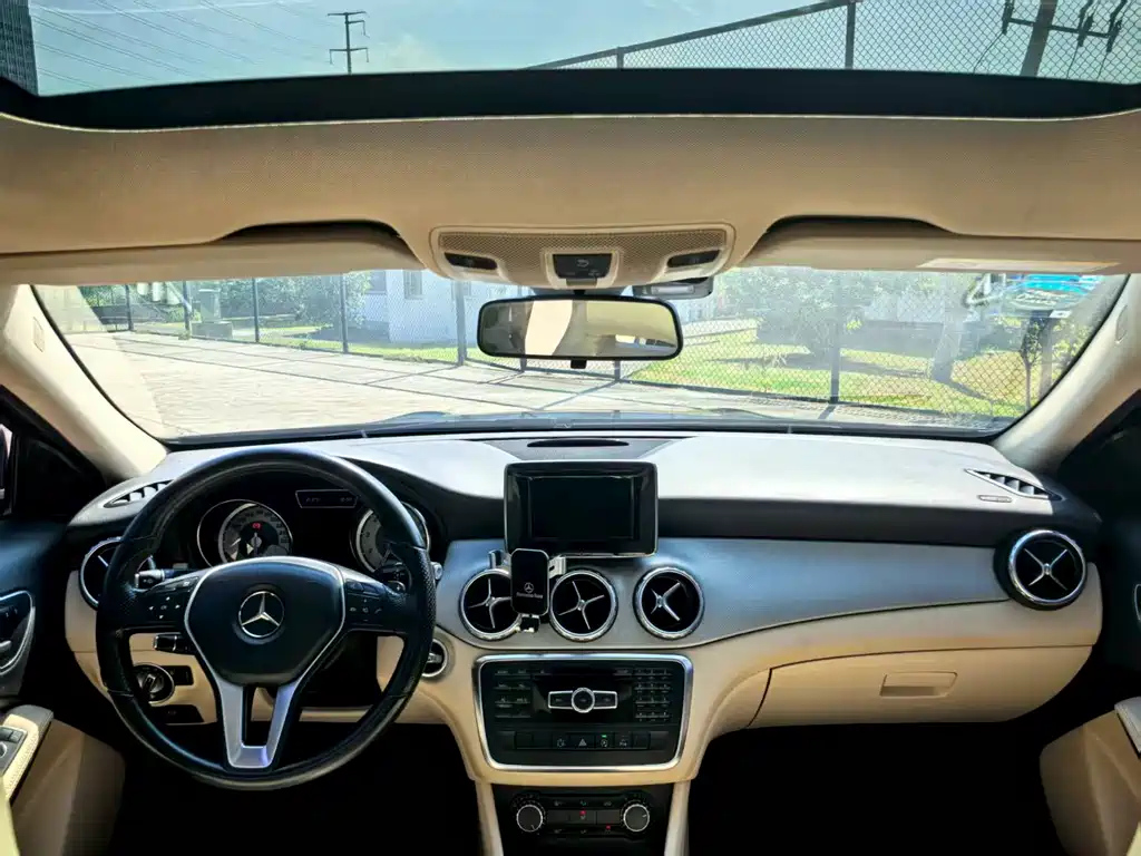 MERCEDES BENZ GLA 2015
