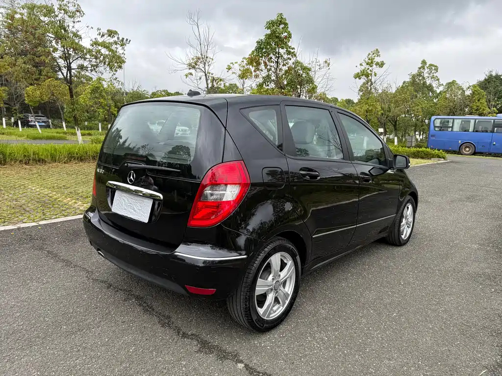 MERCEDES BENZ A-CLASS IMPORT 2011