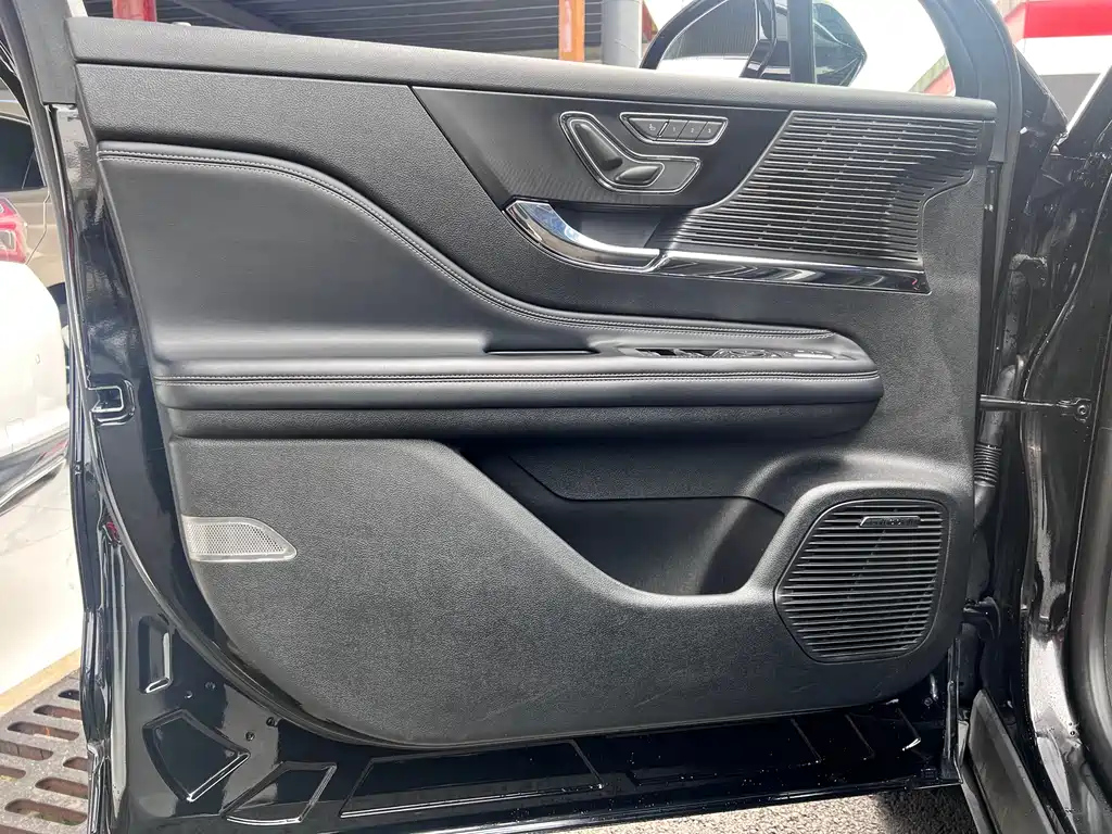 LINCOLN ADVENTURER 2020