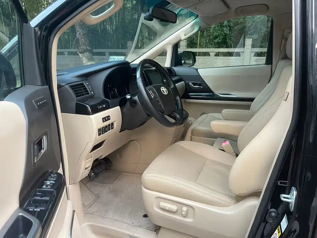 TOYOTA ALPHARD 2012