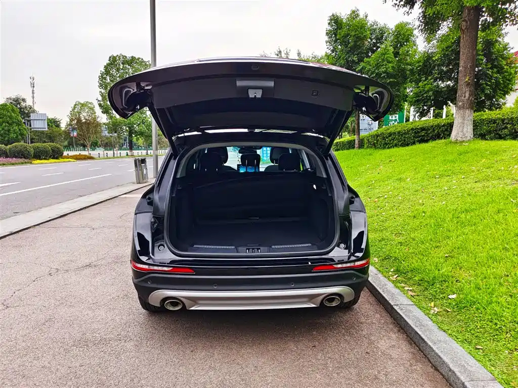 LINCOLN ADVENTURER 2022