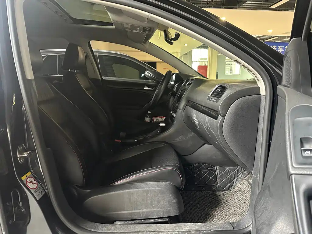 VOLKSWAGEN GOLF 2010