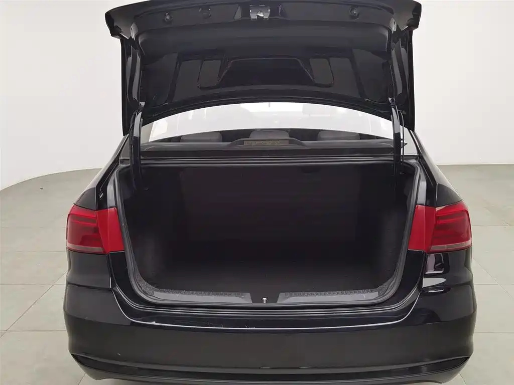 VOLKSWAGEN SANTANA 2016