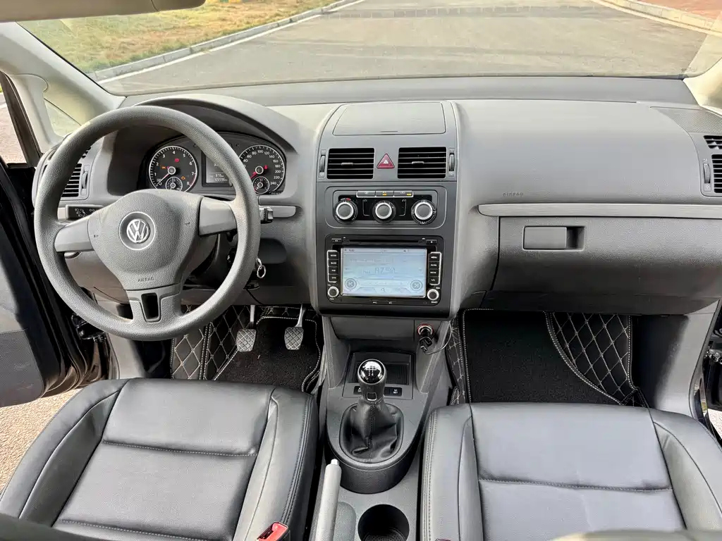 VOLKSWAGEN TOURAN 2015