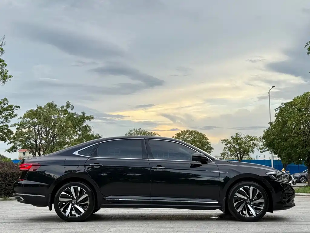 VOLKSWAGEN PASSAT 2024