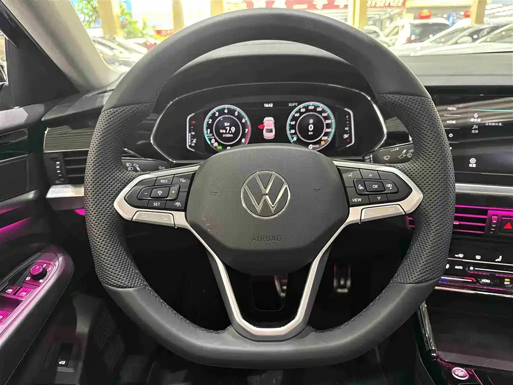 VOLKSWAGEN PASSAT 2024