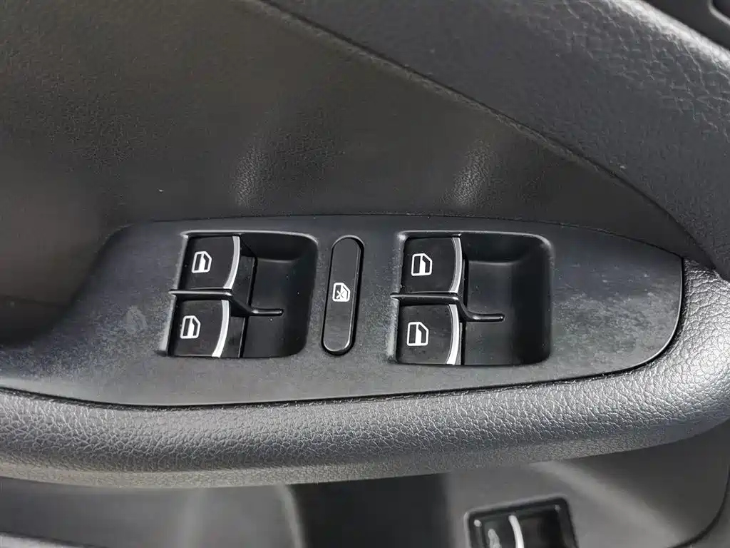 VOLKSWAGEN SAGITAR 2014