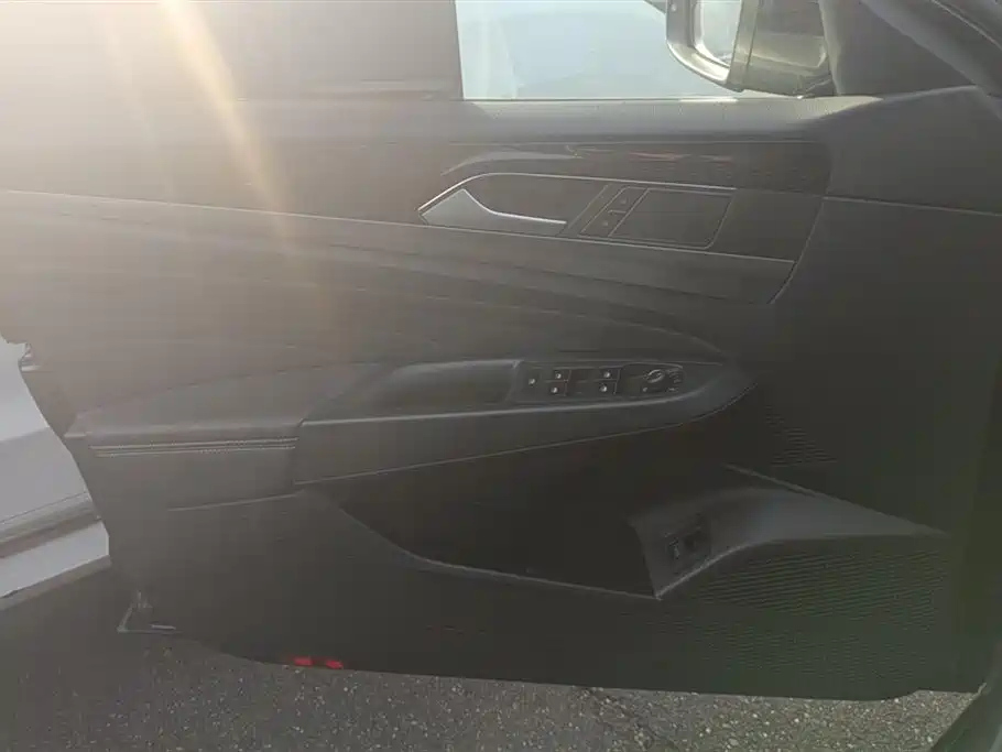 VOLKSWAGEN PASSAT 2024