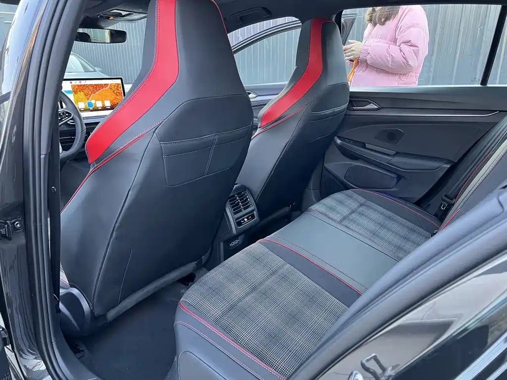 VOLKSWAGEN GOLF GTI 2025