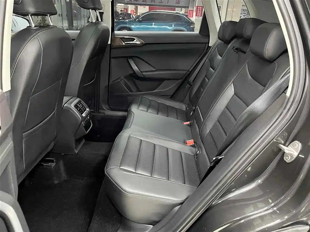 VOLKSWAGEN THARU 2021