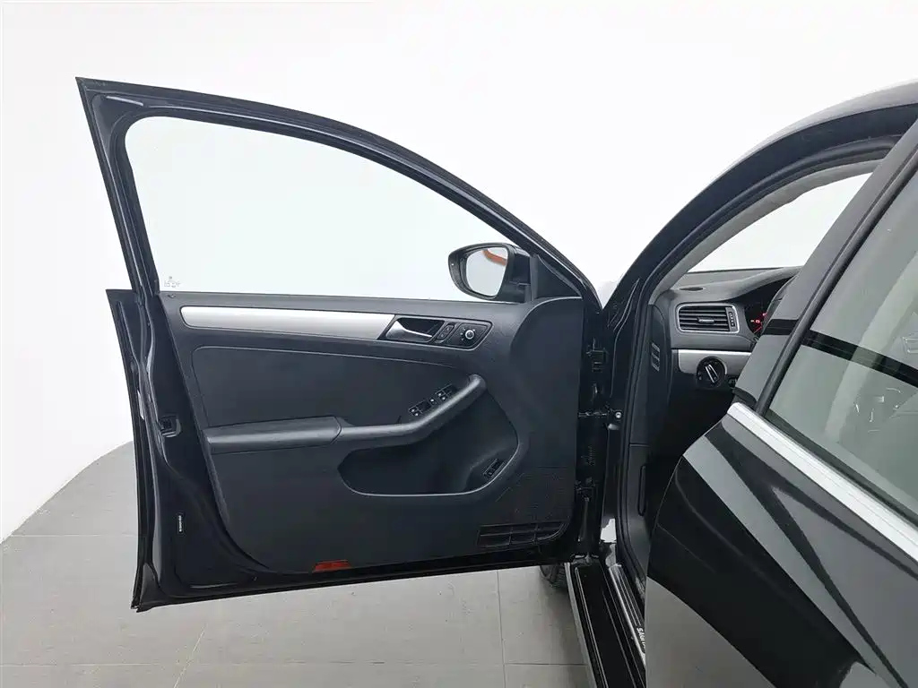 VOLKSWAGEN SAGITAR 2014