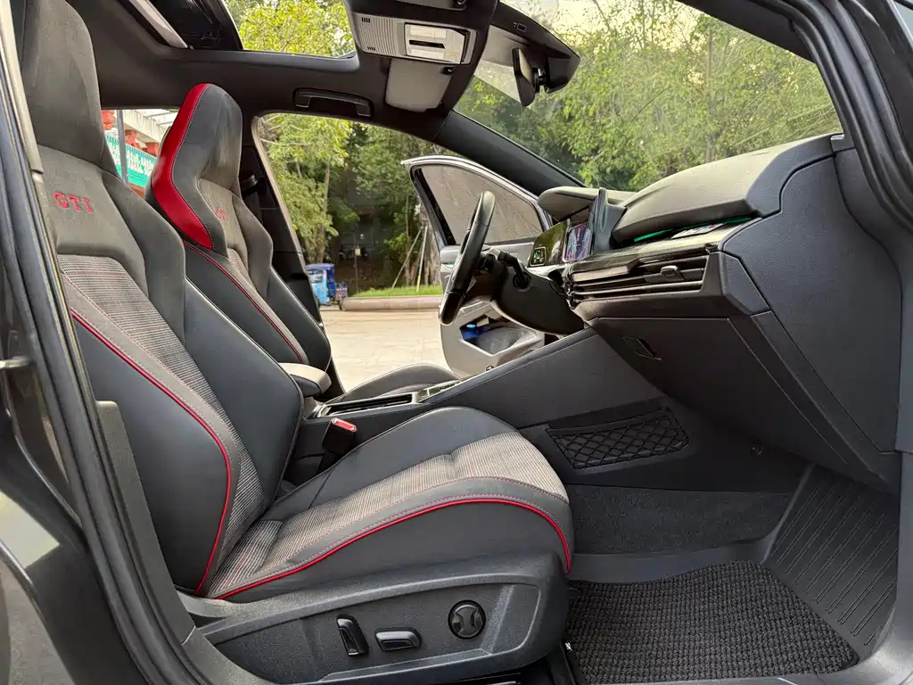 VOLKSWAGEN GOLF GTI 2023