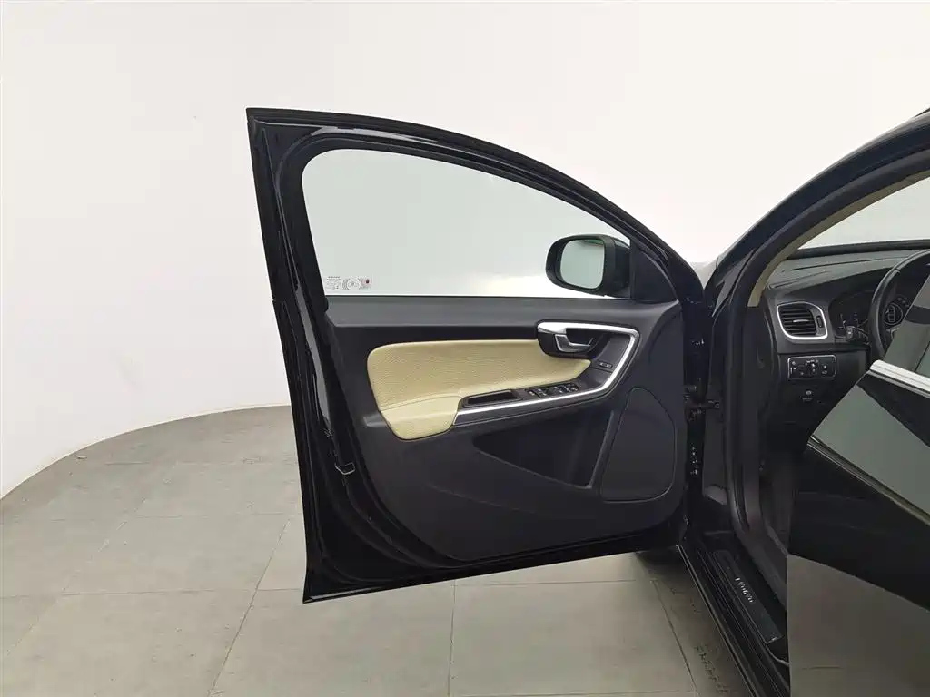 VOLVO V60 2014