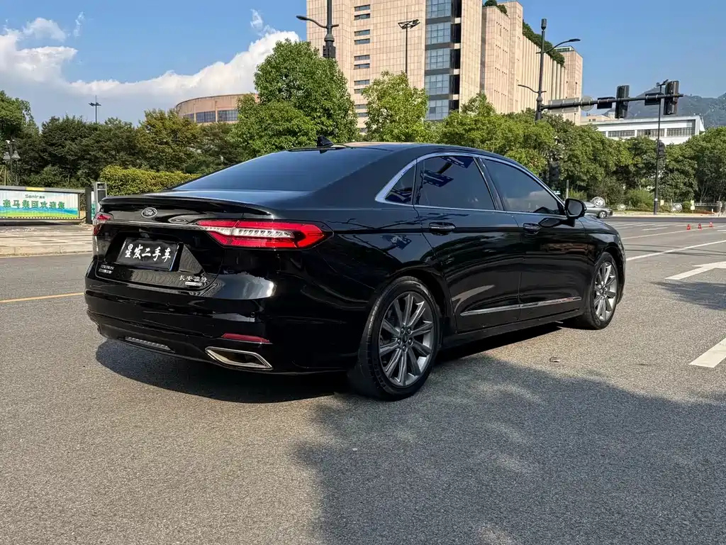 FORD TAURUS 2019