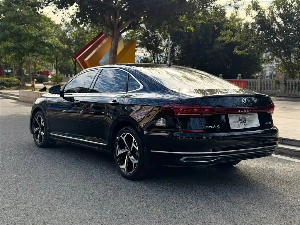 VOLKSWAGEN PASSAT 2024