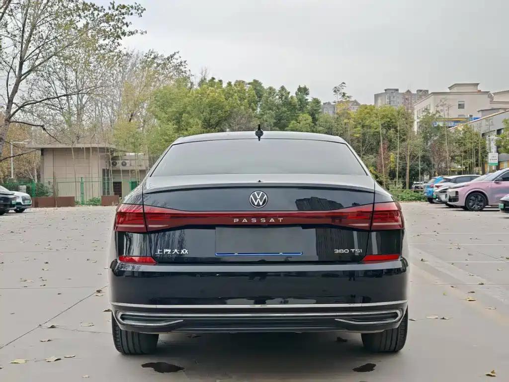 VOLKSWAGEN PASSAT 2024