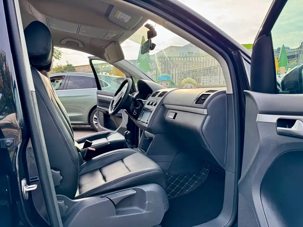 VOLKSWAGEN TOURAN 2015