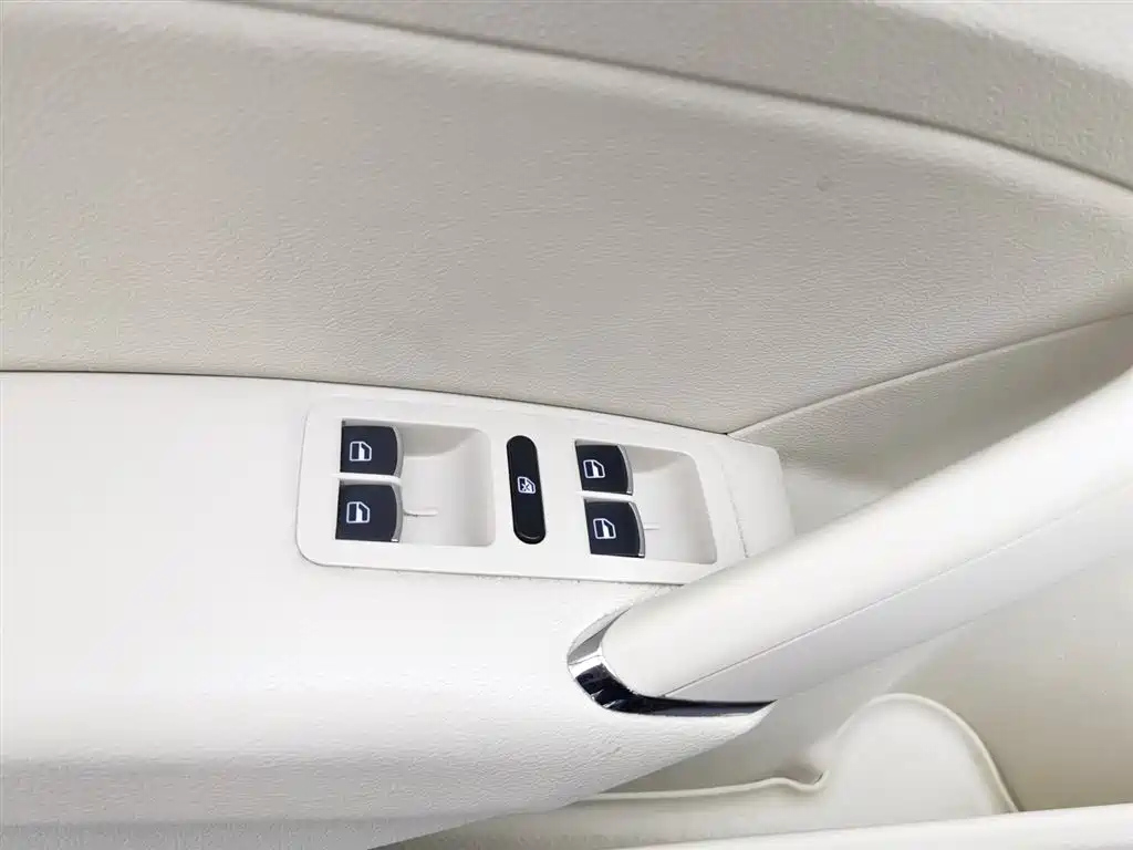 VOLKSWAGEN PASSAT 2013