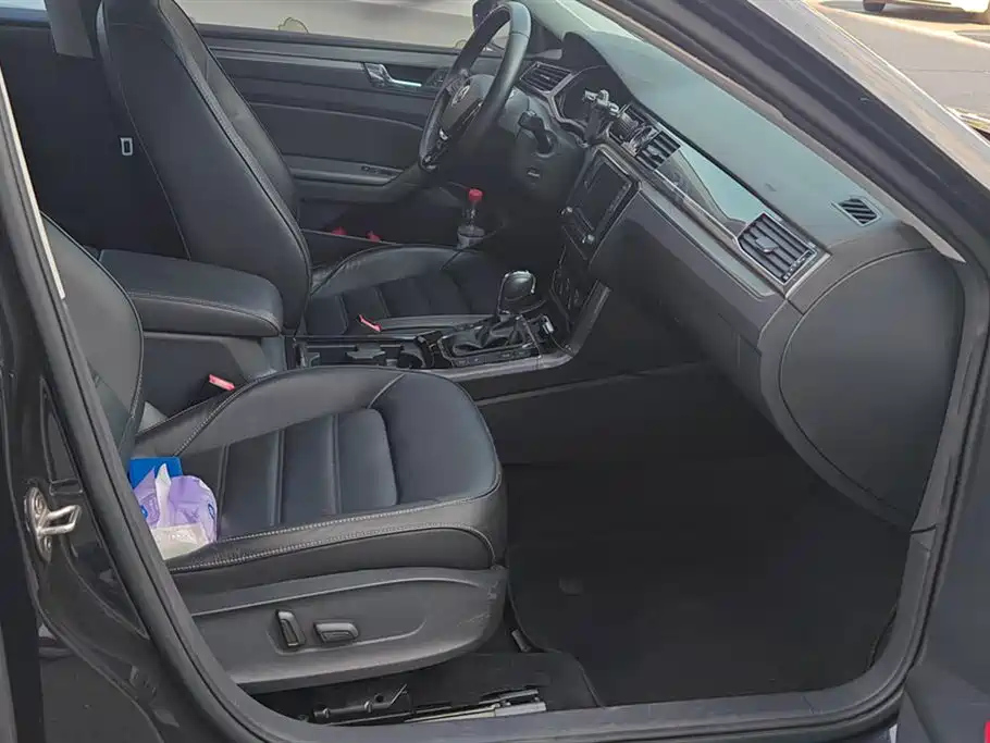 VOLKSWAGEN PASSAT 2018
