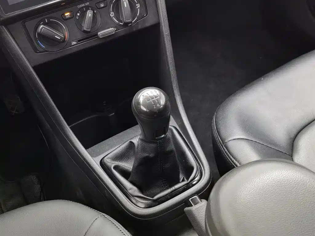 VOLKSWAGEN SANTANA 2017