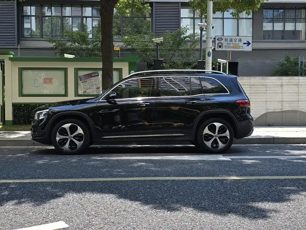 MERCEDES BENZ GLB 2023