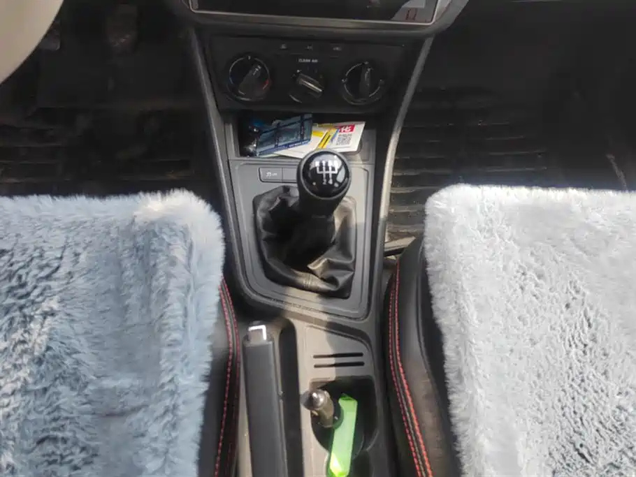 VOLKSWAGEN LAVIDA 2015