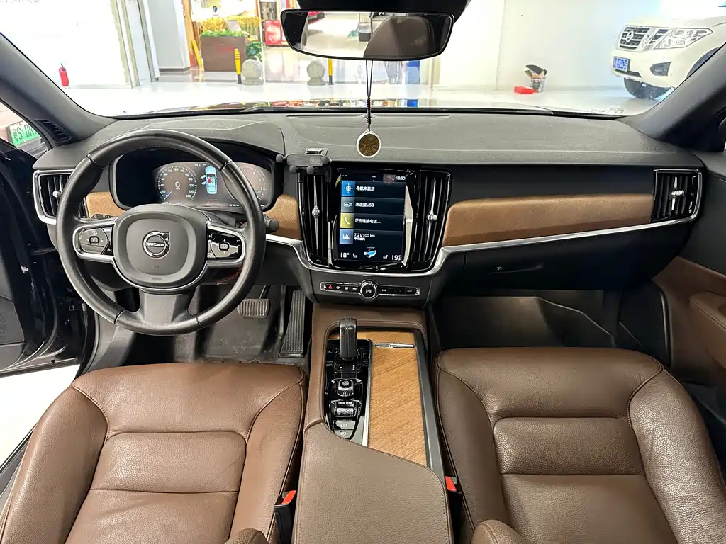 VOLVO S90 2021