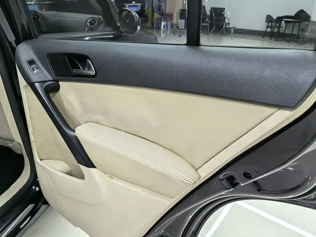 VOLKSWAGEN TIGUAN 2012