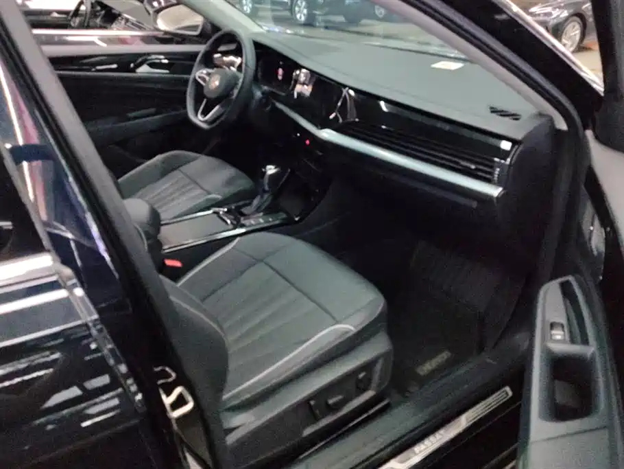 VOLKSWAGEN PASSAT 2024