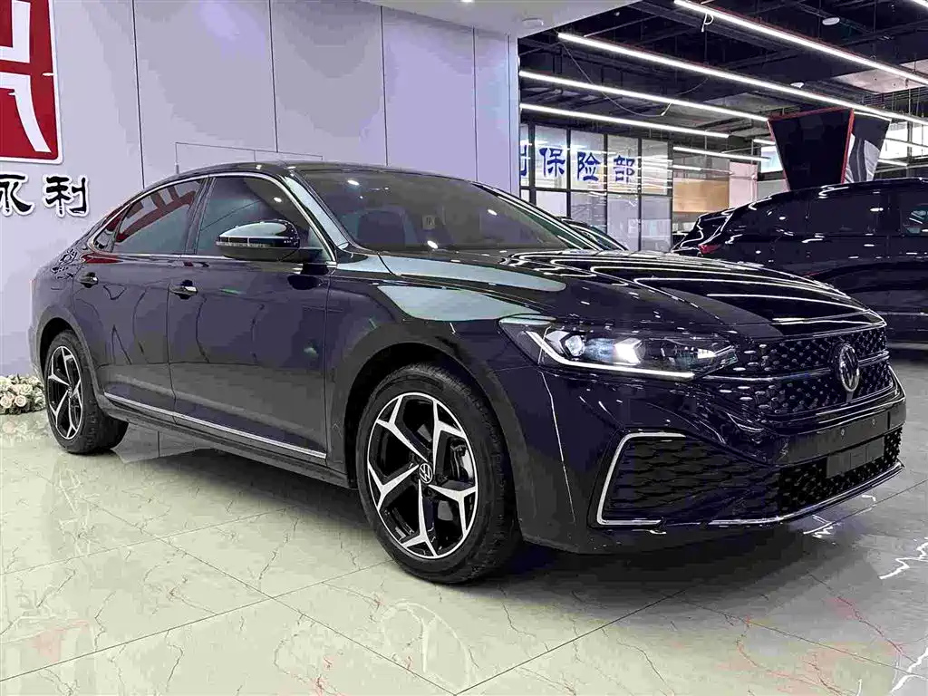 VOLKSWAGEN PASSAT 2024
