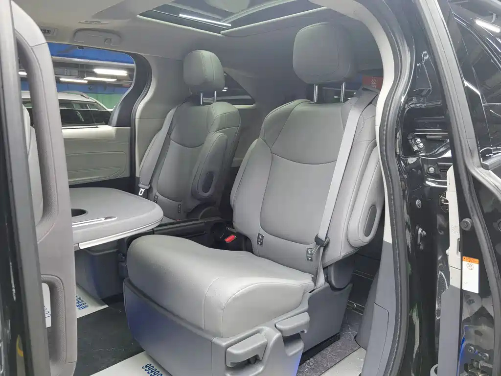 TOYOTA GRANVIA 2023